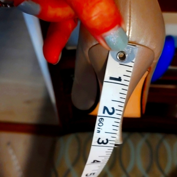 VINTAGE pointy toe, kitten heel pumps by J. Renee. Size 7. CLEAN! - Picture 10 of 11